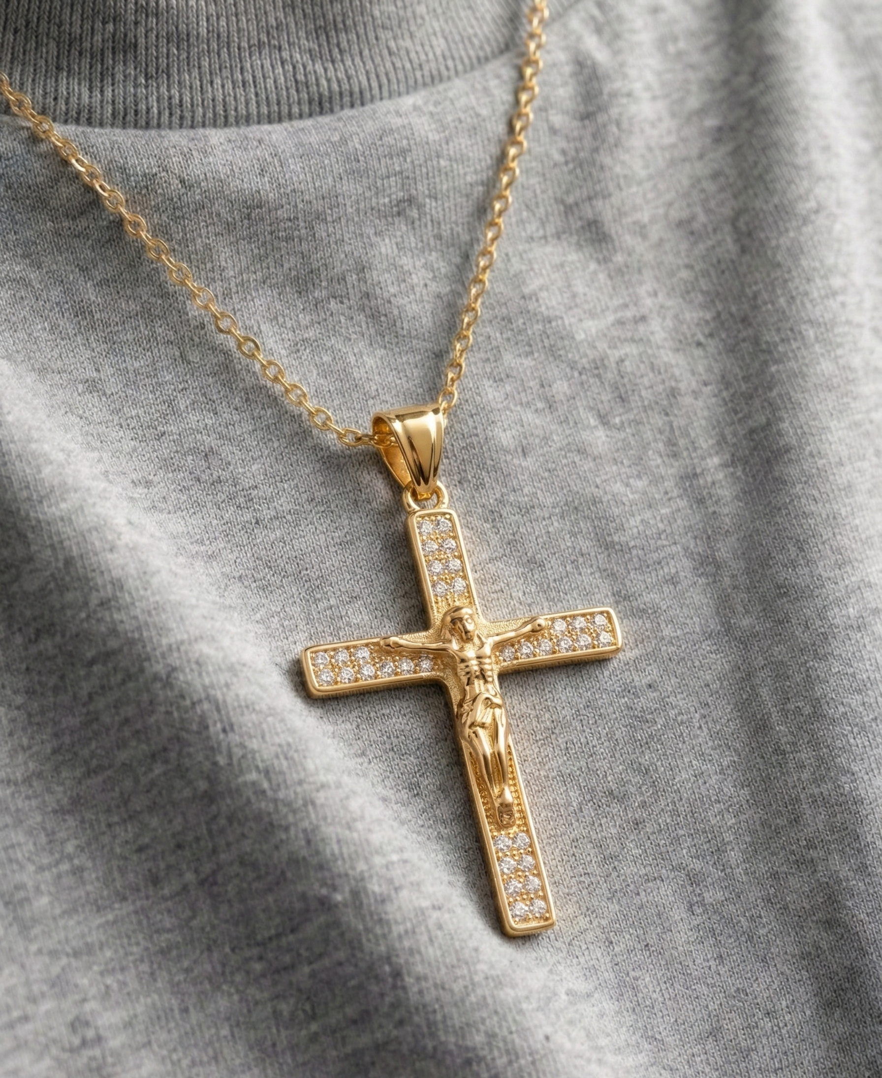 Dije crucifijo de Cristo detallado con cruz engastada en pavé de circonias brillantes en oro laminado de 18 quilates