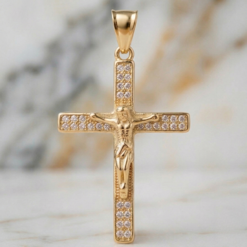 Dije Crucifijo de Cristo con Circonias Pavé en Oro Laminado 18k