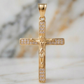 Dije Crucifijo de Cristo con Circonias Pavé en Oro Laminado 18k