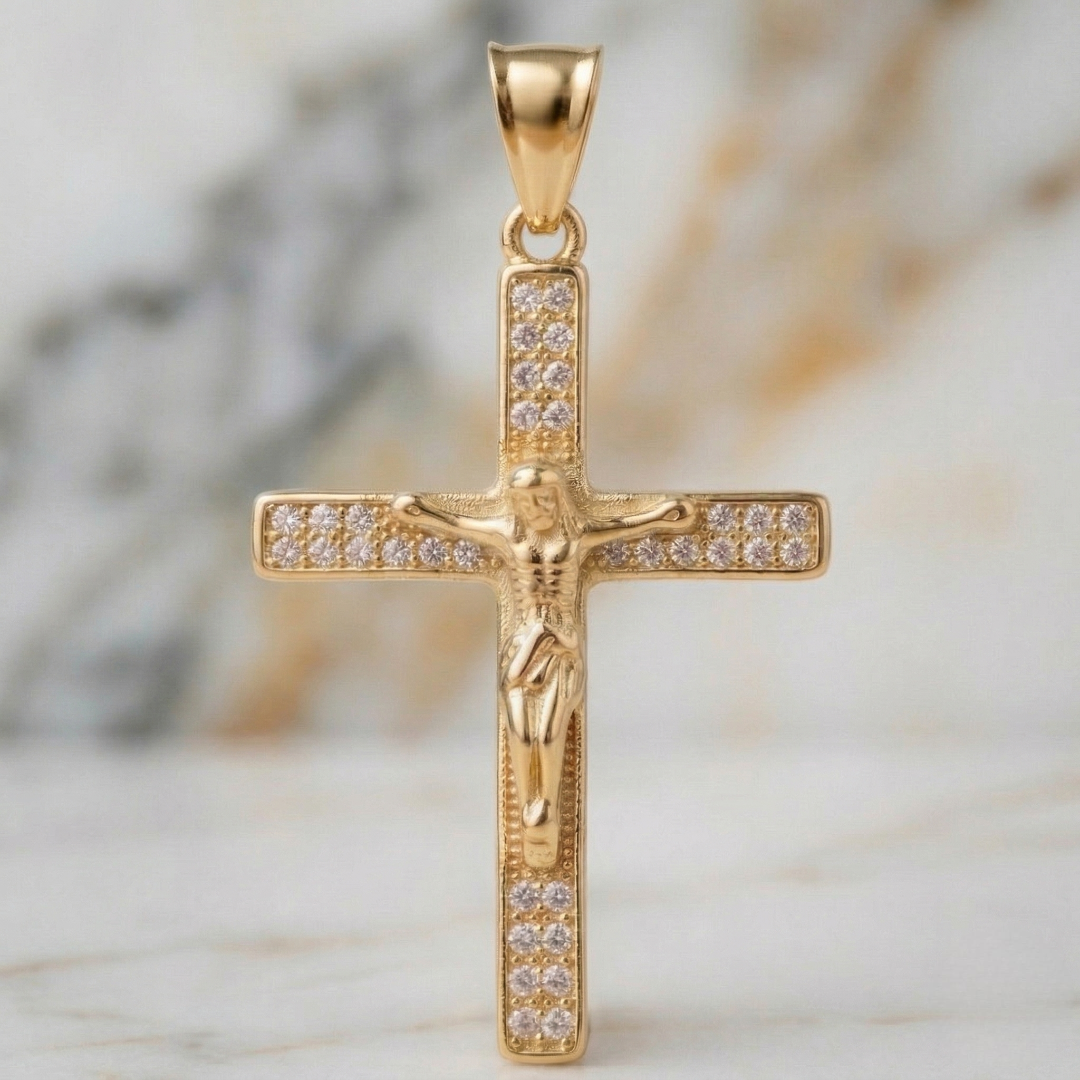 Dije Crucifijo de Cristo con Circonias Pavé en Oro Laminado 18k