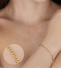 Pulsera clásica de eslabones tipo Cartier en oro laminado de 18 quilates puesta en mujer